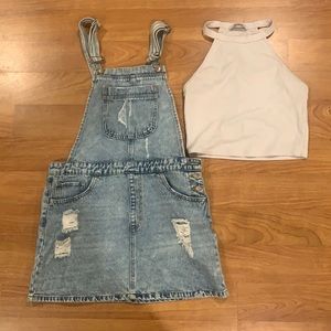 Jeans salopette with white top